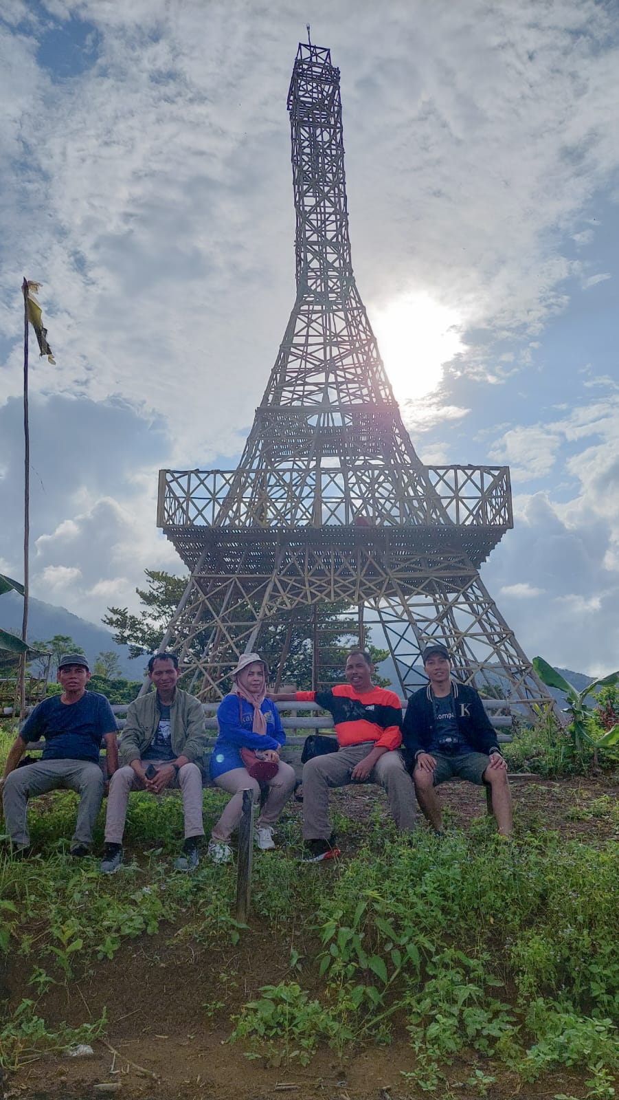 MENARA EIFFEL 1