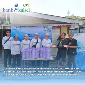 UPZ-Bank-Kalsel-berbagi-makanan-gratis-untuk-jama’ah-yang-berhadir-di-acara-peringatan-isra-mi’raj-nabi-muhammad-saw-sekaligus-haul-ke-20-kh.-zaini-abdul-ghani-(guru-sekumpul)