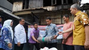 YAMIN BANTU KORBAN KEBAKARAN PULAU LAUT