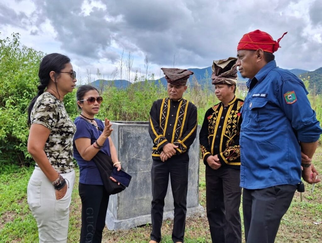 ABBY BERSAMA KEPALA DESA LORE