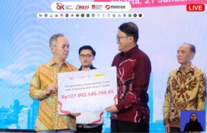 OJK SERAHKAN DANA KORBAN PENIPUAN 5 (MAHENDRA)