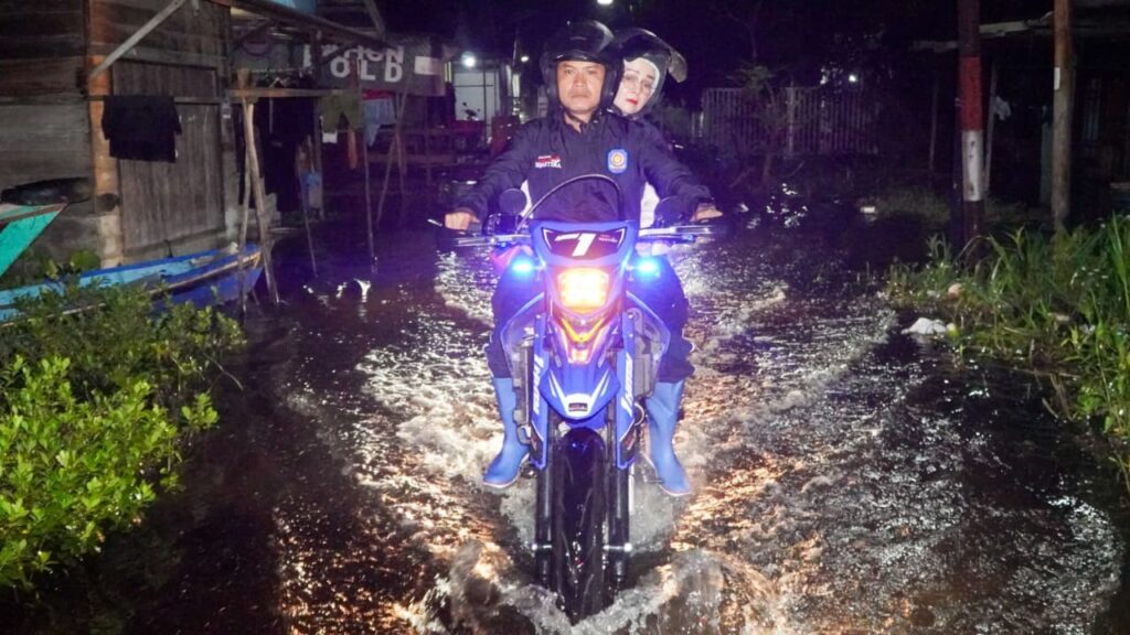 YAMIN NAIK MOTOR KE BANJIR UTAMA
