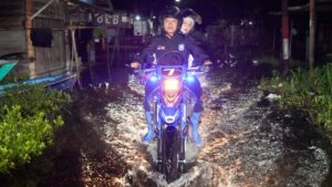 YAMIN NAIK MOTOR KE BANJIR UTAMA