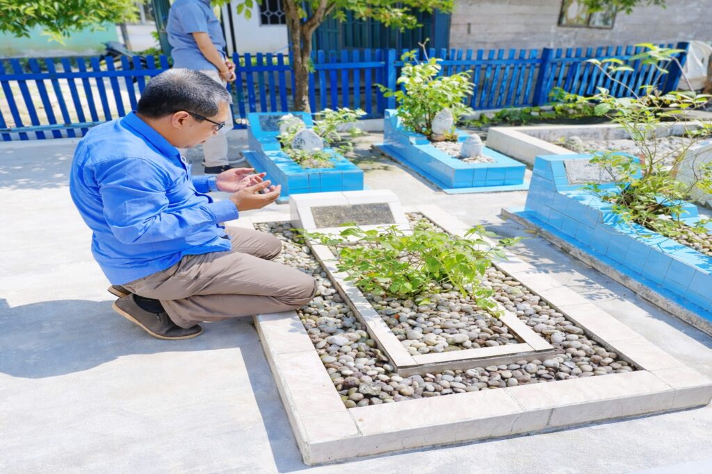 ZIARAH KUBUR