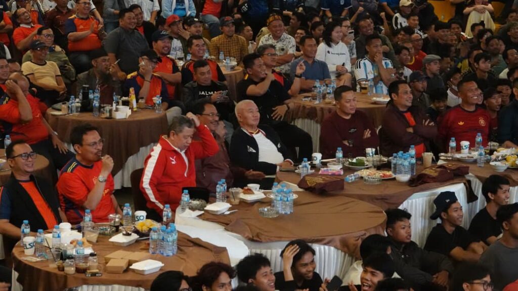 GUBERNUR NONTON PIALA DUNIA 2