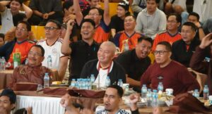 GUBERNUR NONTON PIALA DUNIA