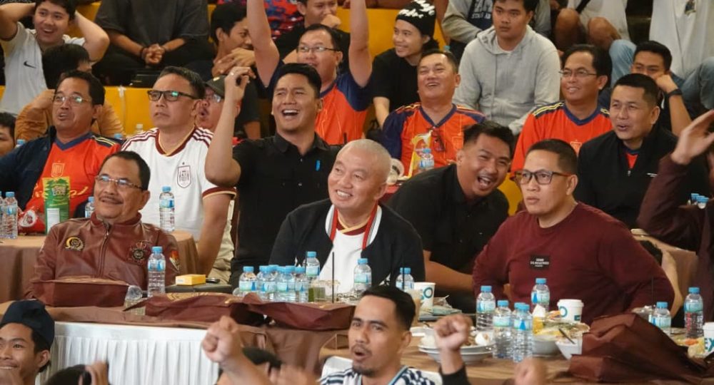 GUBERNUR NONTON PIALA DUNIA