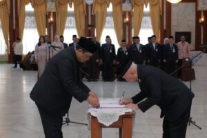 GUBERNUR PELANTIKAN KEPALA BADAN KESBANGPOL