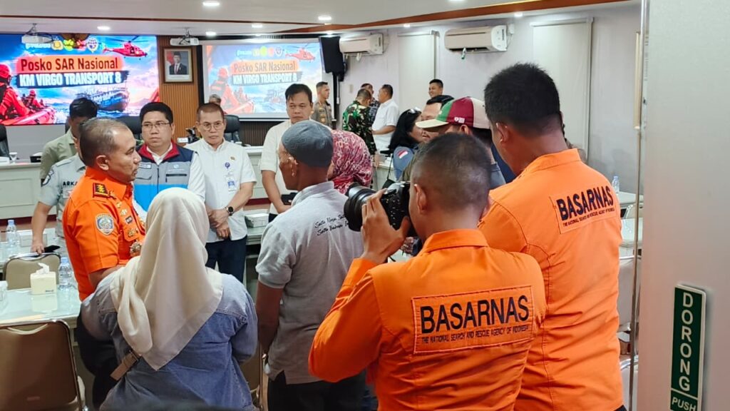 KEPALA BASARNAS BERSAMA KELUARGA KORBAN