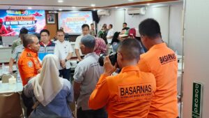 KEPALA BASARNAS BERSAMA KELUARGA KORBAN