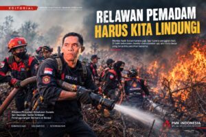 Relawan Pemadam di Tengah Kobaran Api